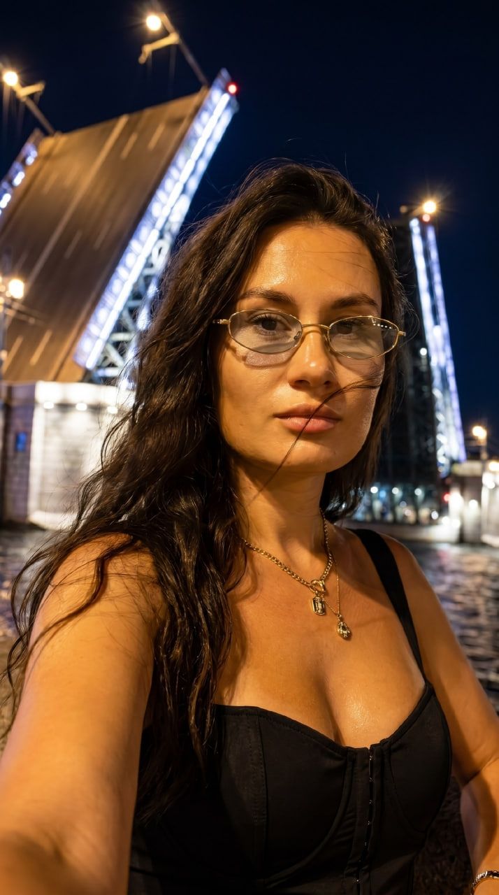 Ночное селфи на фоне разведённого моста в Санкт-Петербурге — кадр по промту, создан нейросетью